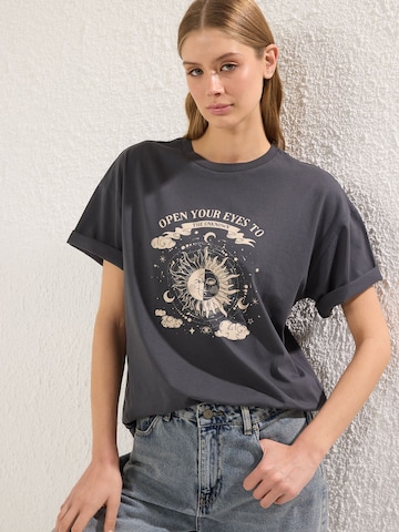 T-shirt Trendyol en gris : devant