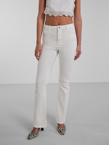 PIECES Flared Jeans 'Peggy' in White: front