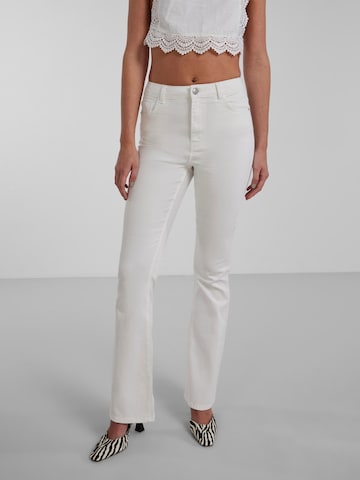 PIECES Flared Jeans 'Peggy' i hvid: forside