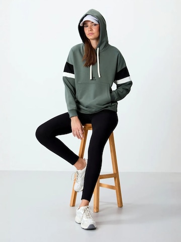 Tommy Life Sweatshirt in Groen: voorkant