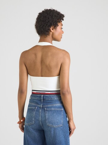 Top de la Tommy Jeans pe alb