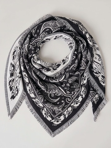 Deeluxe Scarf in Black: front