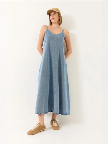 Robe Bianco Lucci en bleu