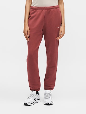 Tapered Pantaloni 'Studio Fleece' di Nike Sportswear in rosso: frontale