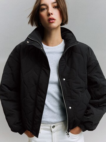 Veste mi-saison Bershka en noir : devant