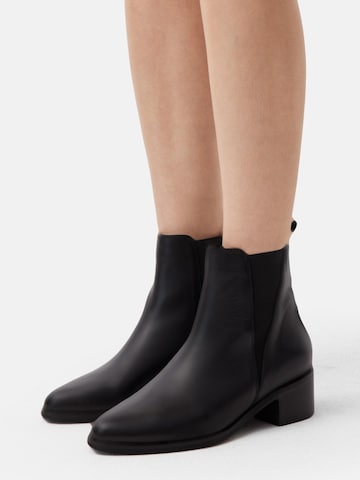 L37 HANDMADE SHOES - Botas pelo tornozelo 'GALACTIC MIST' em preto: frente