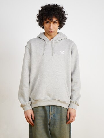 ADIDAS ORIGINALS - Sweatshirt 'ESS' em cinzento: frente