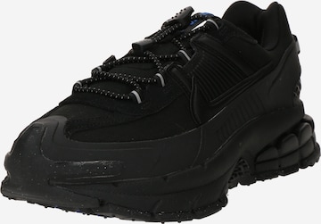 Baskets basses 'VOMERO ROAM' Nike Sportswear en noir : devant
