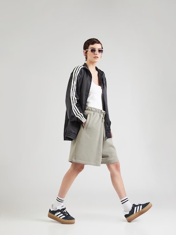 ADIDAS ORIGINALS Laiad sääred Püksid 'Essentials', värv roheline