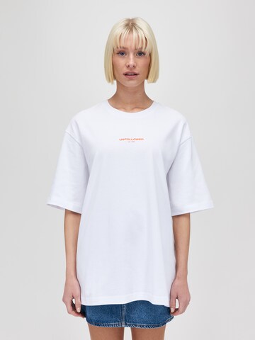 T-shirt 'DELIVERY' UNFOLLOWED x ABOUT YOU en blanc : devant