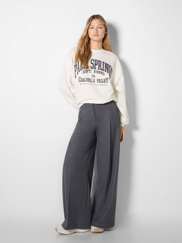 Sweat-shirt Bershka en blanc