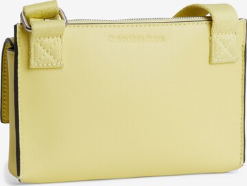 Calvin Klein Jeans - Mala de ombro em amarelo