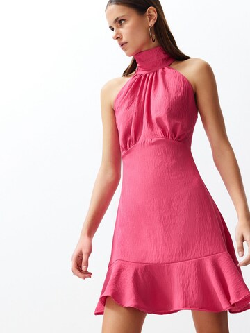 Rochie de cocktail de la Trendyol pe roz: față