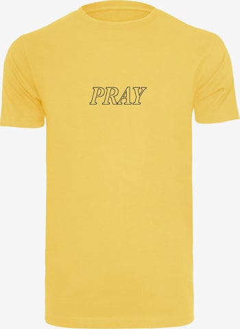 T-Shirt 'Pray Hands' Mister Tee en jaune : devant