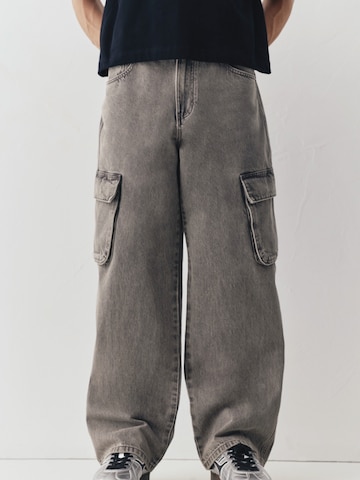 Baggy Jeans cargo Pull&Bear en gris : devant