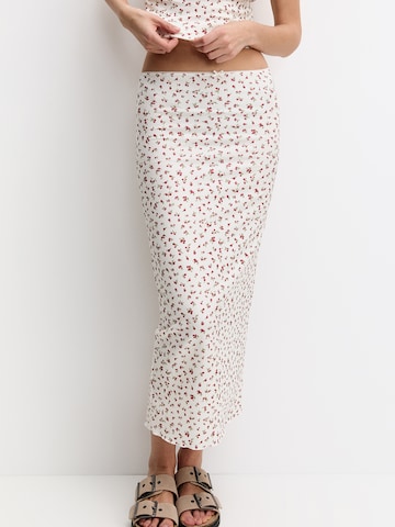 Pull&Bear Skirt in White: front