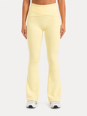 évasé Leggings ' Florea ' Smilodox en jaune : devant