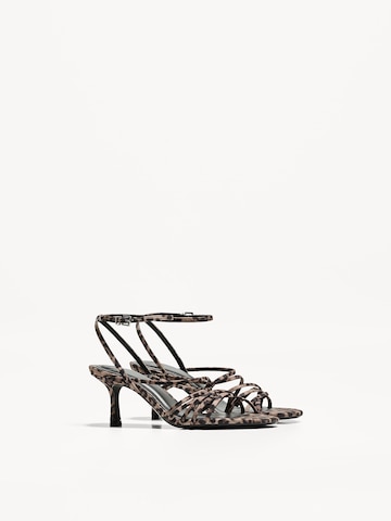 Bershka Sandalen met riem in Bruin