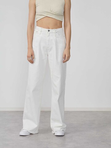 LeGer by Lena Gercke רגל רחבה ג'ינס קפלים 'Greta' בלבן: מלפנים