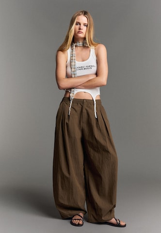 Baggy Pantaloni con pieghe di Bershka in marrone