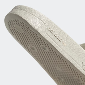 ADIDAS ORIGINALS - Sapato aberto 'Adilette' em branco