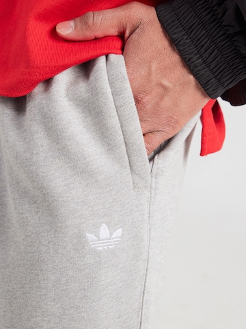 ADIDAS ORIGINALS Tapered Παντελόνι σε γκρι