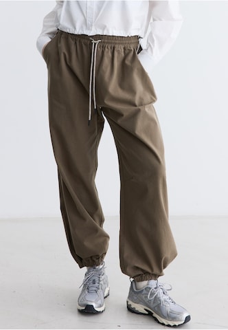 rethinkit studios Loose fit Trousers 'Palma Move' in Brown: front