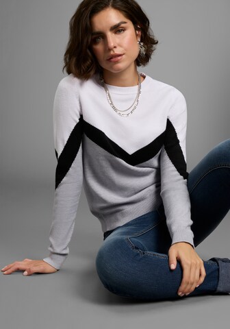 LAURA SCOTT Sweater in Black