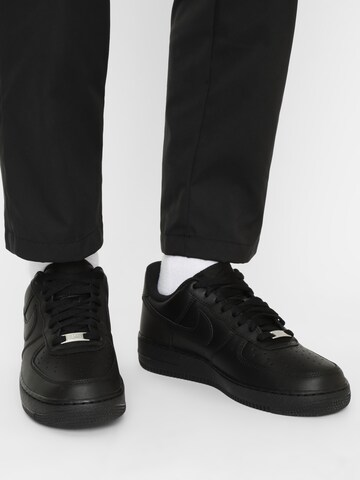 Nike Sportswear Madalad ketsid 'AIR FORCE 1 07', värv must: eest vaates