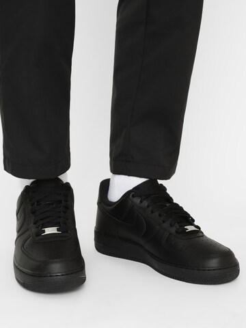 Baskets basses 'AIR FORCE 1 07' Nike Sportswear en noir : devant