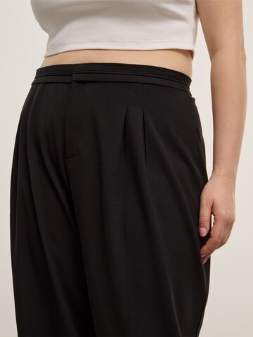 Wide leg Pantaloni con piega frontale di CITA MAASS in nero