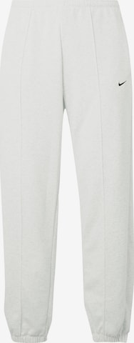 Tapered Pantaloni 'Chill' de la Nike Sportswear pe gri: față