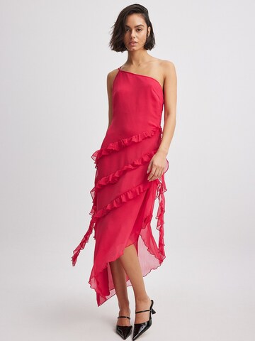 NA-KD Evening Dress in Pink: front