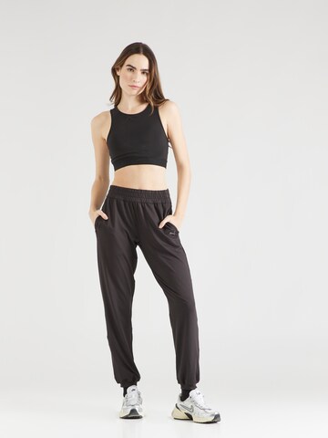 PUMA Tapered Sporthose 'Studio Foundations' in Braun