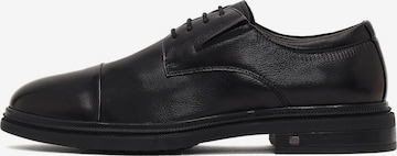 Chaussure à lacets Derimod en noir : devant