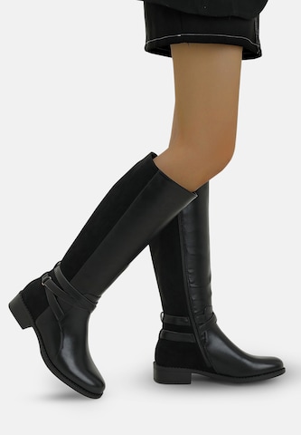 Elara Laarzen in Zwart