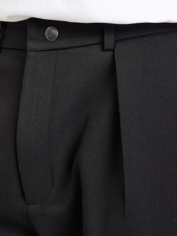 Regular Pantaloni de la GUESS pe negru