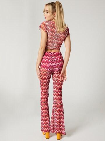 Flared Pantaloni 'Lynn' di Hoermanseder x About You in rosa