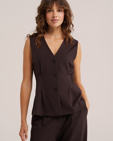 WE Fashion - Chaleco para traje en marrón: frente