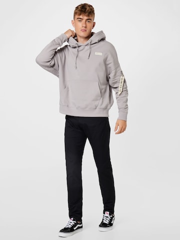 ALPHA INDUSTRIES Sweatshirt in Grau