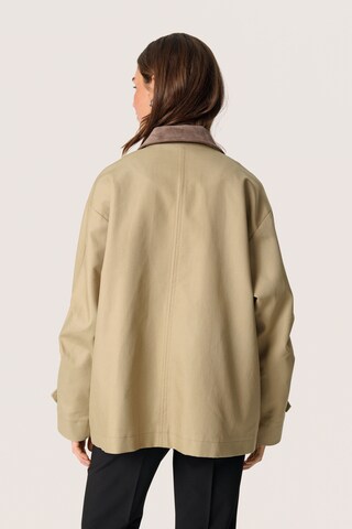SOAKED IN LUXURY Tussenjas in Beige