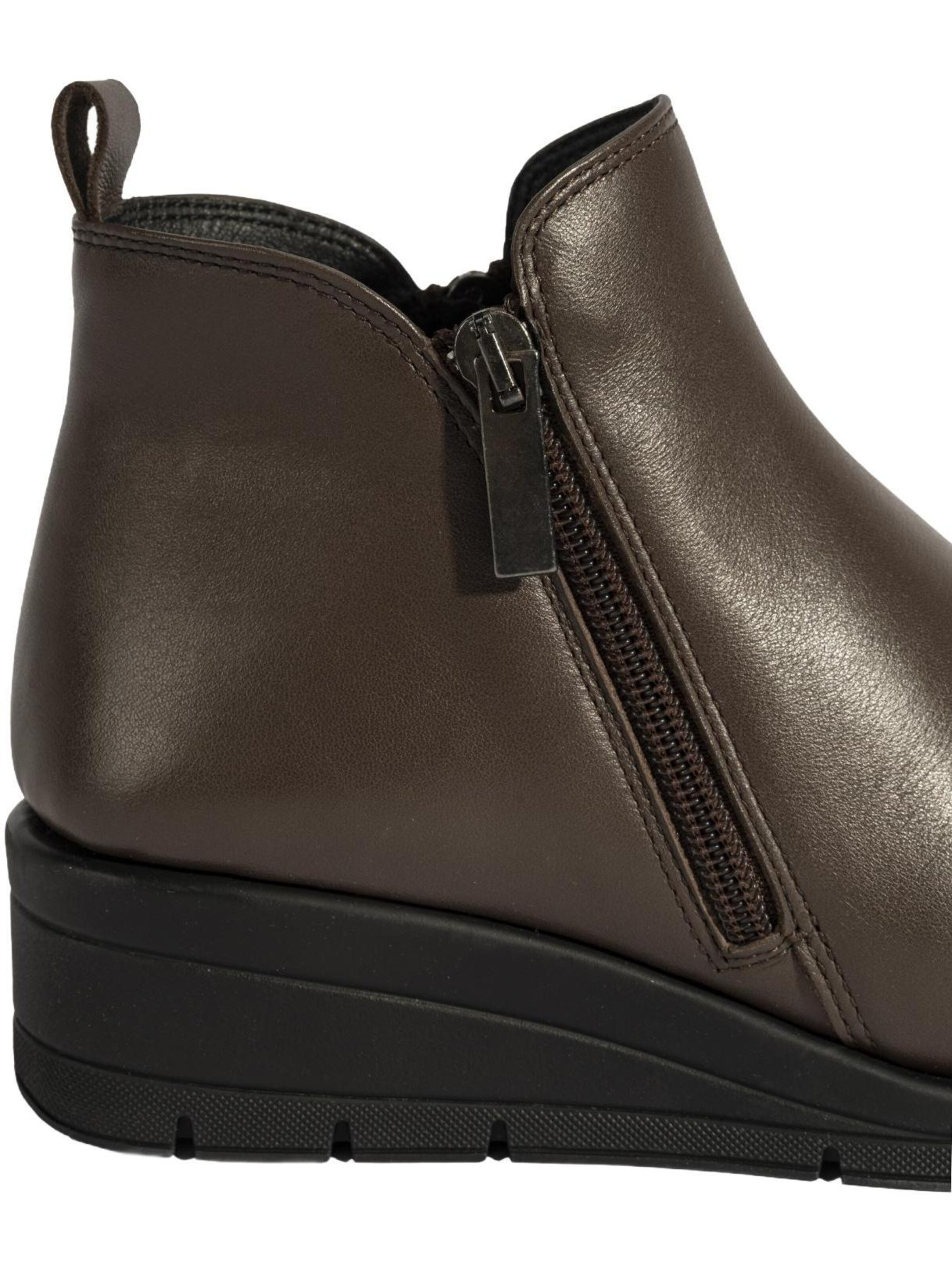 Desa Boots in Brown