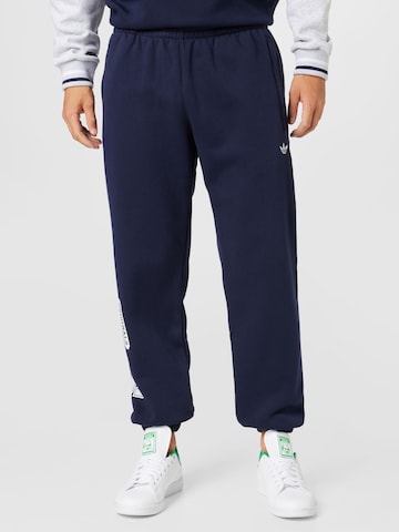 Tapered Pantaloni 'Varsity' de la ADIDAS ORIGINALS pe albastru: față