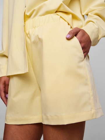 PIECES - Loosefit Pantalón 'Abby' en amarillo
