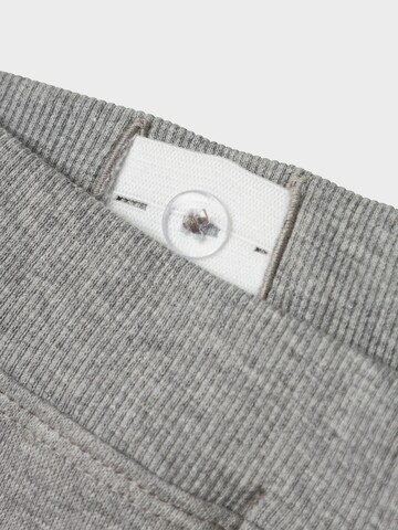 Tapered Pantaloni di NAME IT in grigio