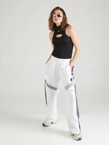 Nike Sportswear Ohlapna forma Kargo hlače | bela barva