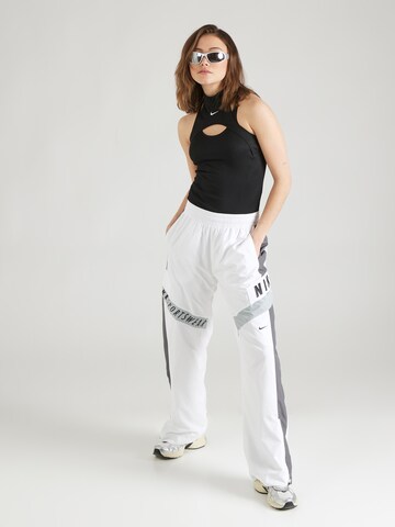 Loosefit Pantalon cargo Nike Sportswear en blanc