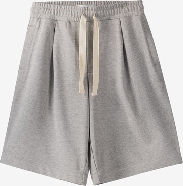 Bershka Loose fit Pleat-front trousers in Grey: front