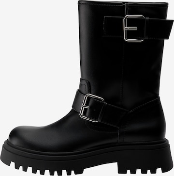 Botine de la Pull&Bear pe negru