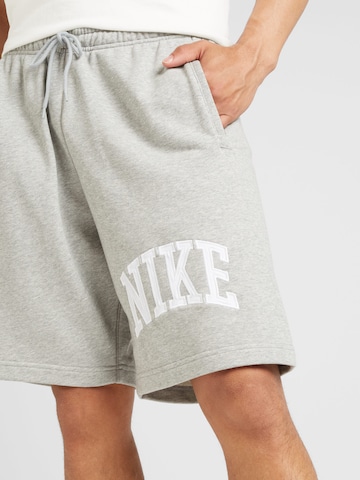 Nike Sportswear Lużny krój Spodnie 'CLUB' w kolorze szary